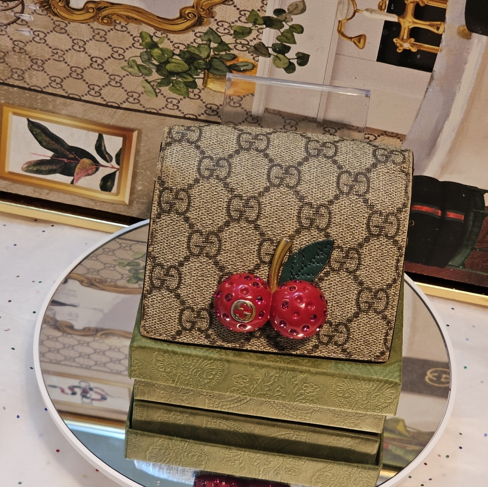 Gucci GG Supreme Coated Canvas 3D Beige & Red Cherry Compact Wallet - Picture 4 of 16